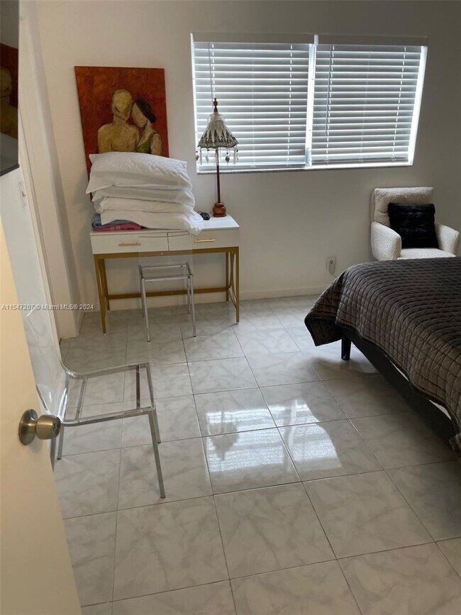 541 Blue Heron Dr in Hallandale Beach, FL - Building Photo - Building Photo