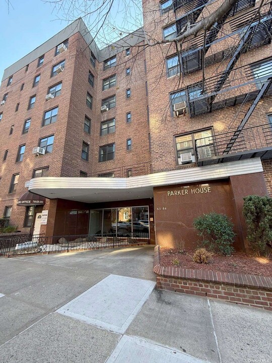 63-84-84 Saunders St in Queens, NY - Foto de edificio