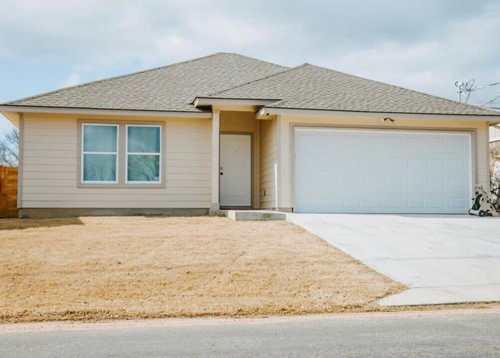 2001 Cedar Park in Kingsland, TX - Building Photo