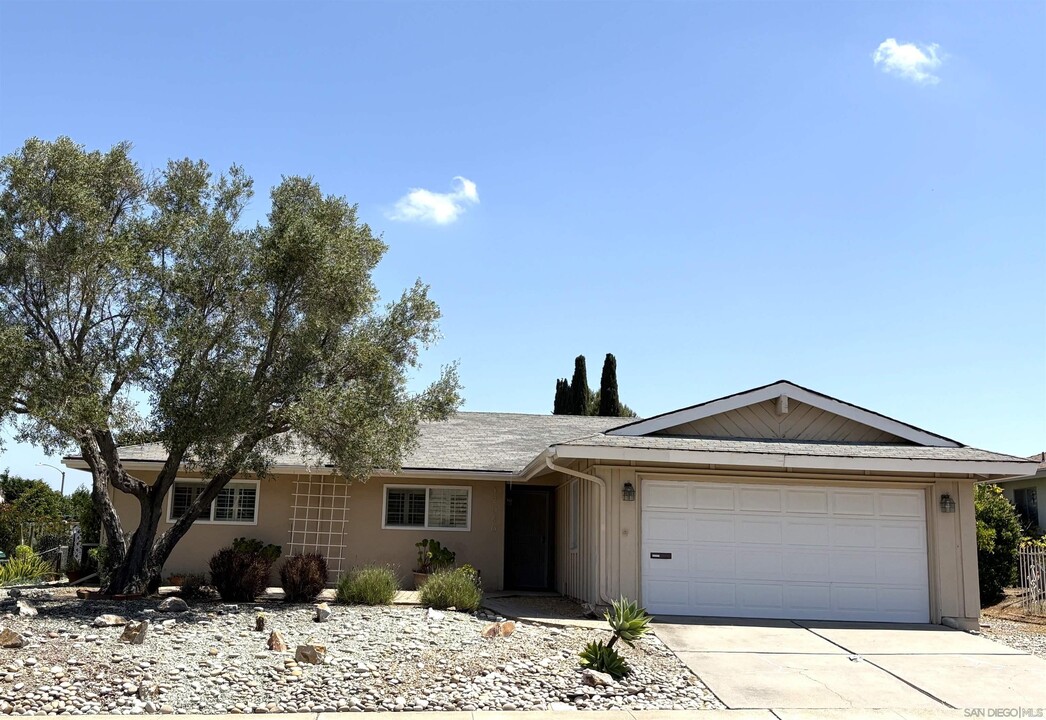 12040 Callado Rd in San Diego, CA - Building Photo