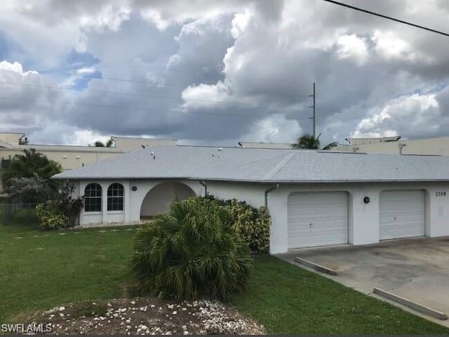 2709 SW Santa Barbara Pl, Unit 2 in Cape Coral, FL - Building Photo - Building Photo