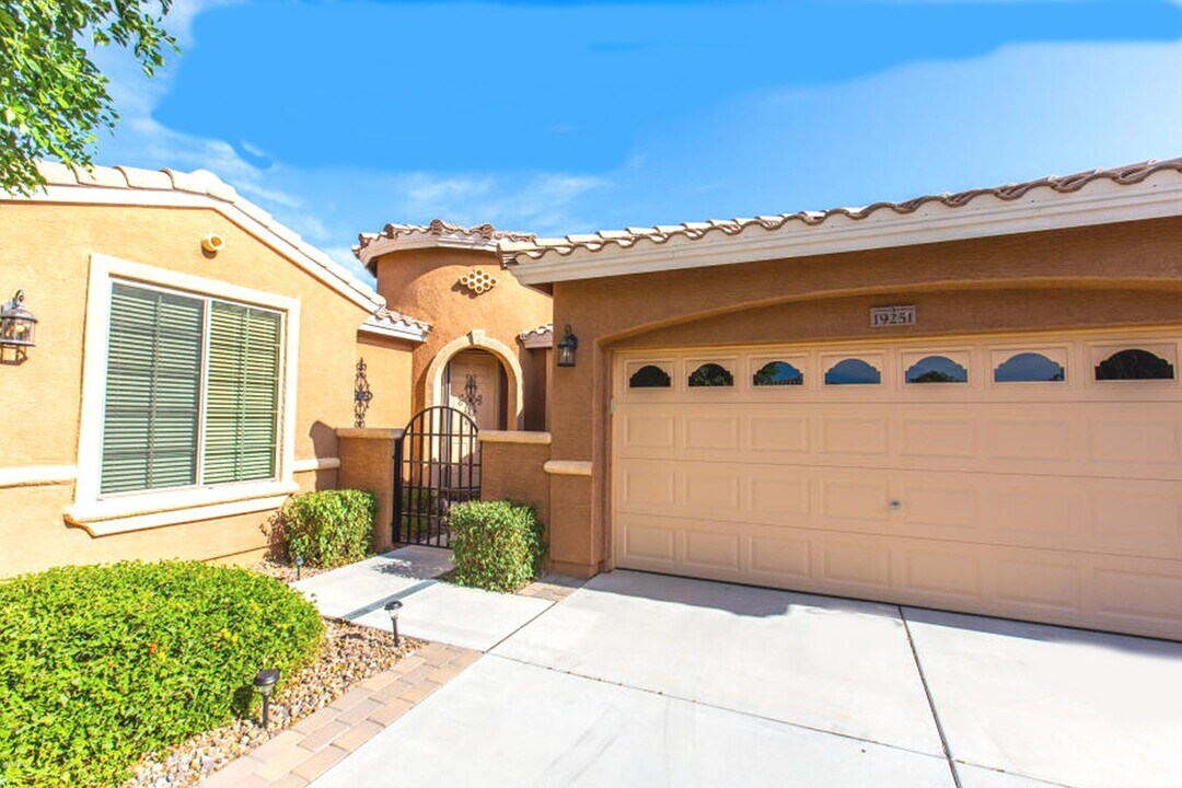 19251 W Pasadena Ave in Litchfield Park, AZ - Building Photo