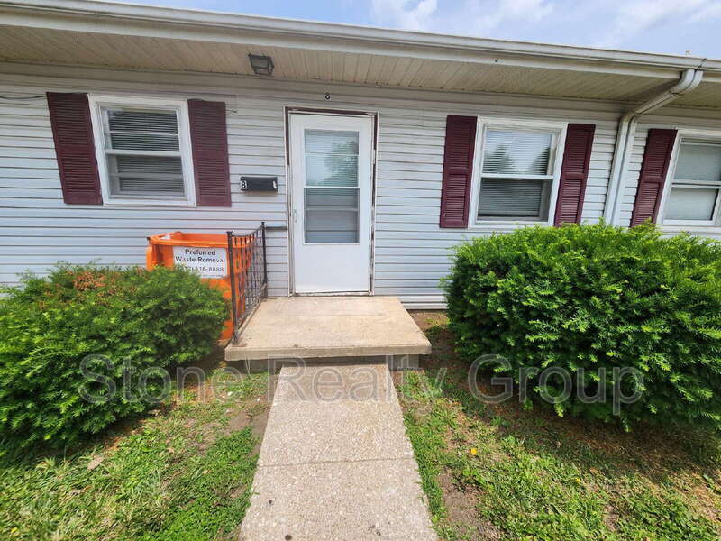 8 E Union St in Worthington, IN - Building Photo