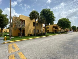 566 NW 114th Ave, Unit 203 in Miami, FL - Building Photo
