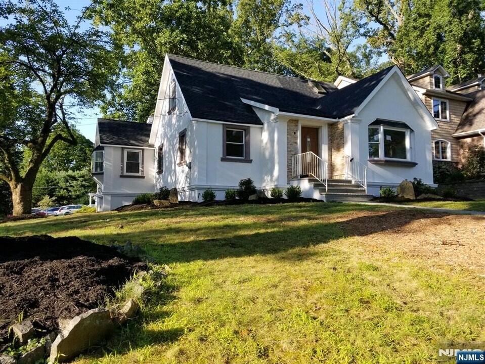 80 Lexington Ave in Cresskill, NJ - Foto de edificio