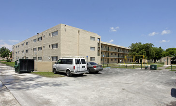 Glorieta Gardens Apartments in Opa Locka, FL - Building Photo - Building Photo