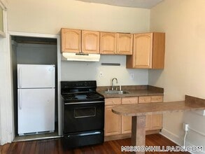 883 Huntington Ave in Boston, MA - Foto de edificio - Building Photo