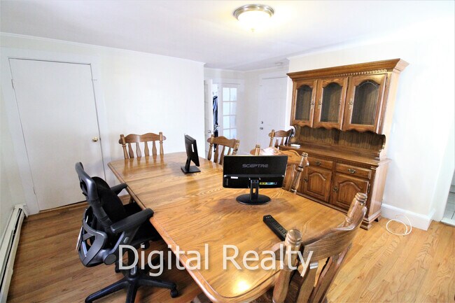 144 School St in Waltham, MA - Foto de edificio - Building Photo