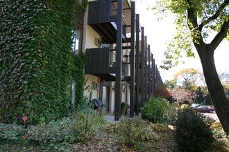 Cedar Cliff Apartments in Bloomington, MN - Foto de edificio - Building Photo