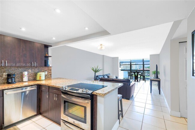 200 Leslie Dr in Hallandale Beach, FL - Building Photo - Building Photo