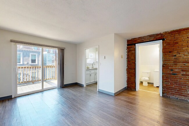 298 Meridian St, Unit APT 2 in Boston, MA - Building Photo - Building Photo