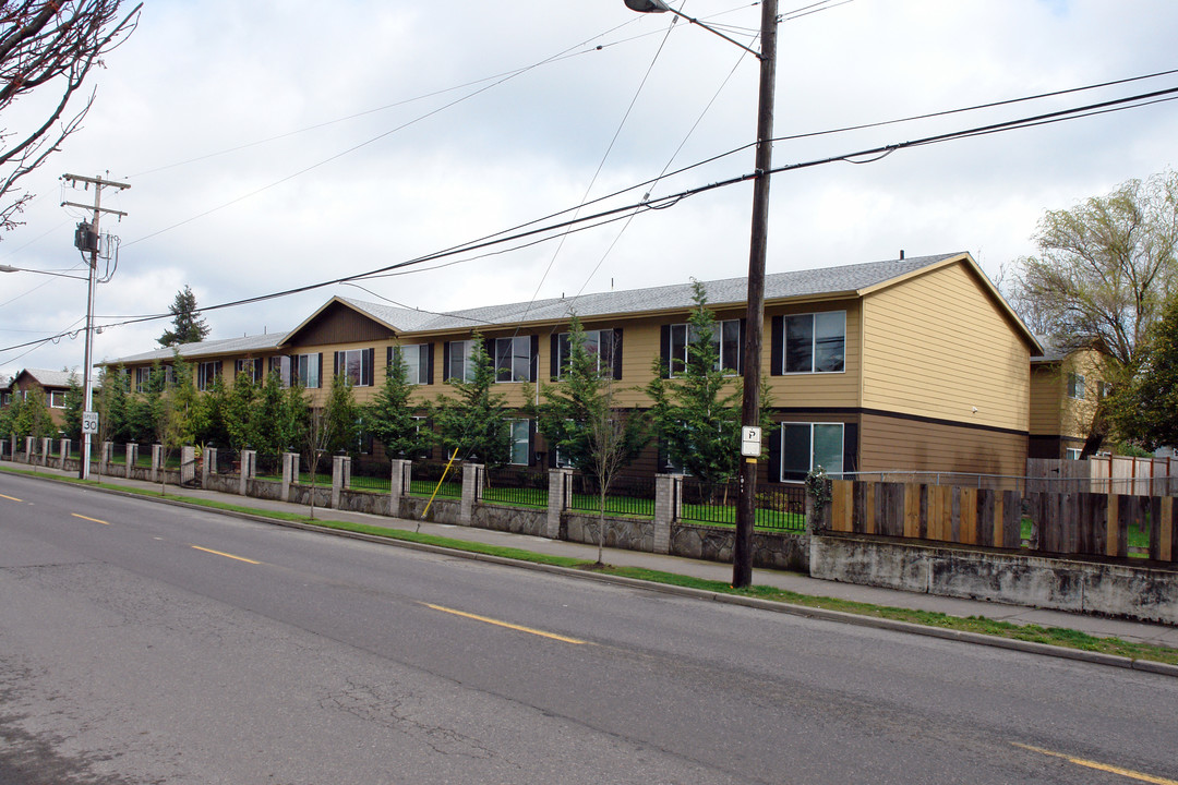 9221 N Lombard St in Portland, OR - Building Photo