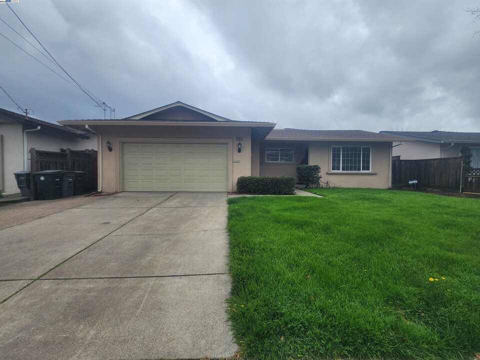 7048 Allegheny Dr in Dublin, CA - Building Photo