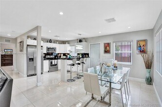 372 NE 162nd St in Miami, FL - Building Photo - Building Photo