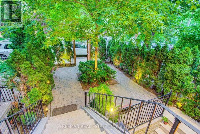 916 Manning Ave in Toronto, ON - Building Photo - Building Photo