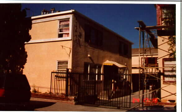 Orchard Arms in Inglewood, CA - Building Photo