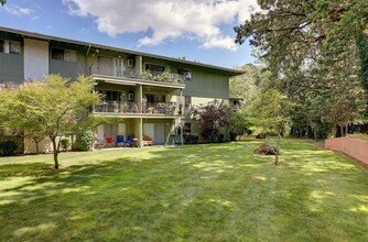 Lake Village in Portland, OR - Foto de edificio - Building Photo