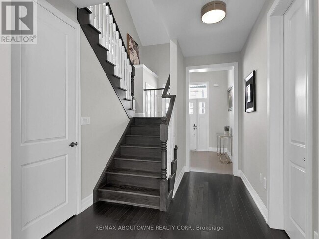 282 Bethpage Dr. in Oakville, ON - Building Photo - Building Photo