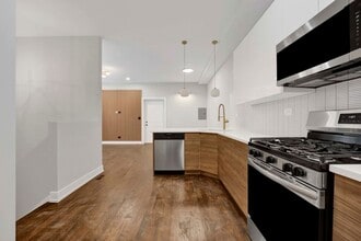 2350 S Leavitt St in Chicago, IL - Building Photo - Building Photo