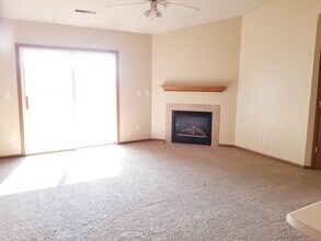 560 Penn Ct, Unit 9 in North Liberty, IA - Building Photo - Building Photo