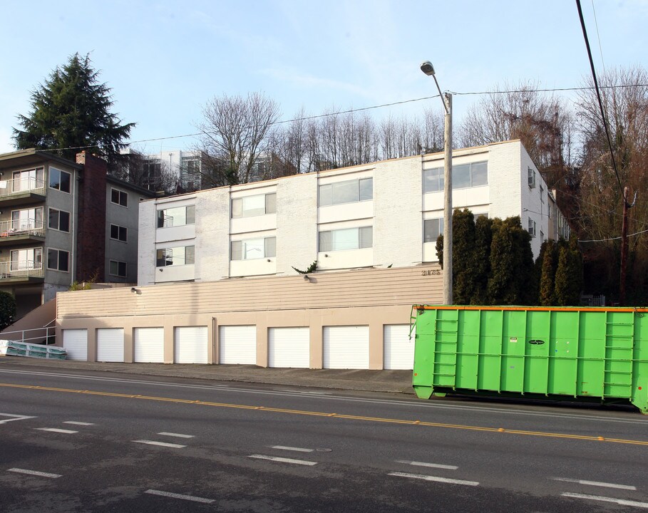 Halladay Court Apartments in Seattle, WA - Foto de edificio