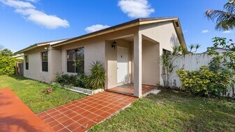 16110 SW 300th St in Homestead, FL - Building Photo
