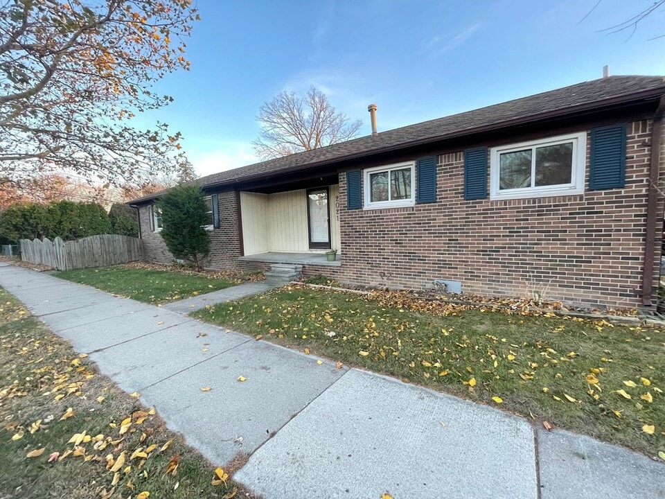 2021 W Twelve Mile Rd in Royal Oak, MI - Building Photo
