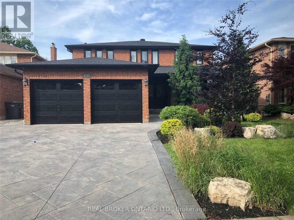 4244 Starlight Crescent in Mississauga, ON - Building Photo
