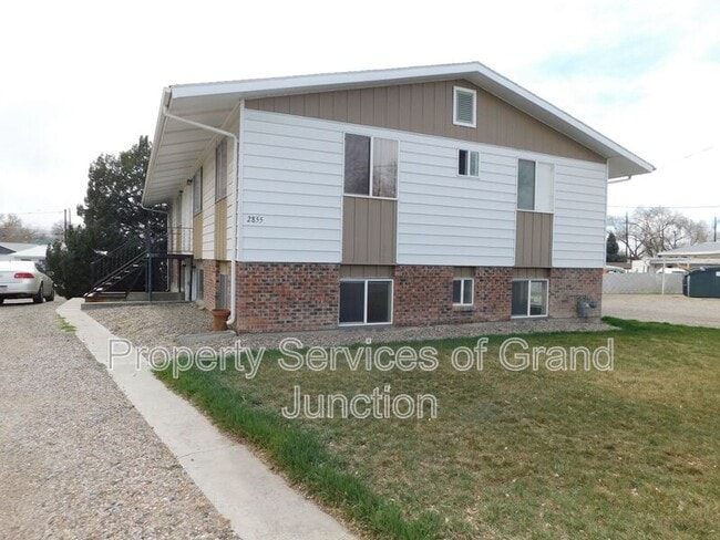 property at 2855 Elm Cir