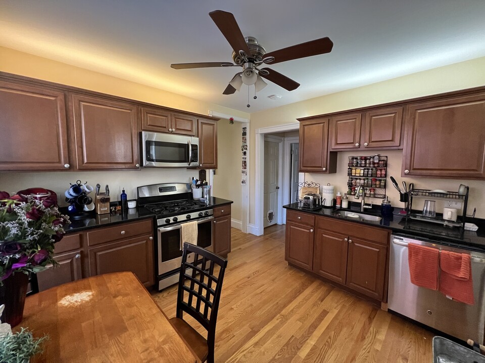 379 Highland Ave, Unit First Floor in Somerville, MA - Foto de edificio