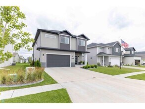 1058 Ashley Dr W in West Fargo, ND - Building Photo - Building Photo