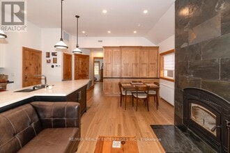 837 Kingston Rd in Toronto, ON - Building Photo - Building Photo