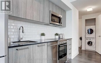 28 Wellesley St E in Toronto, ON - Building Photo - Building Photo