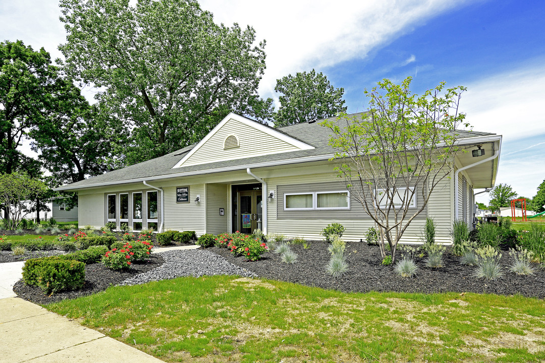 Meadowbrook Estates in Monroe, MI - Building Photo