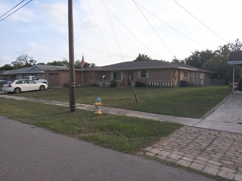 6485 Malaluka Rd, Unit 6485 Malaluka in North Port, FL - Foto de edificio