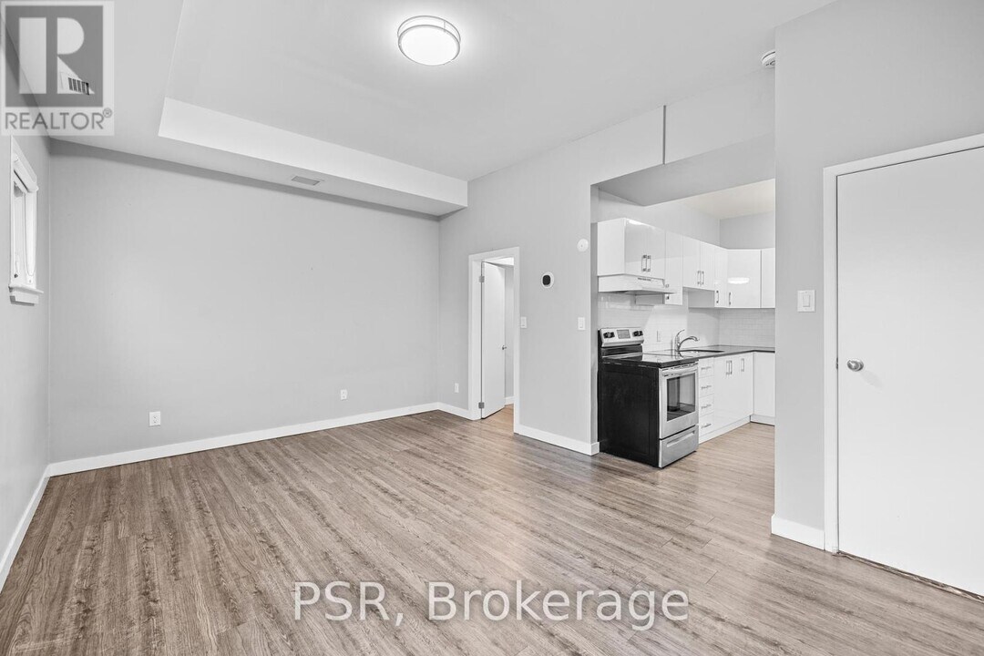 205-205 Gerrard St E in Toronto, ON - Building Photo