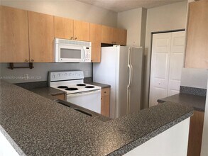 7910 N Nob Hill Rd in Tamarac, FL - Building Photo - Building Photo