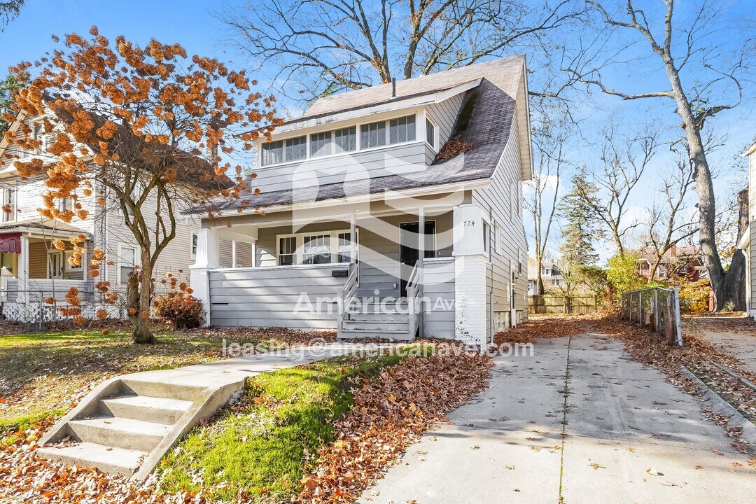 724 Carlysle St in Akron, OH - Building Photo