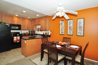 The Villas at Camino Bernardo in San Diego, CA - Foto de edificio - Building Photo