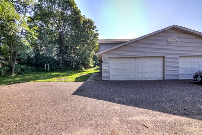 1008 Dutchman Dr, Unit #1 in Chippewa Falls, WI - Foto de edificio - Building Photo