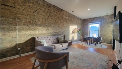 701 N Milwaukee Ave, Unit 4F in Chicago, IL - Building Photo - Building Photo