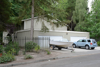 6611 SW Terri Ct in Portland, OR - Building Photo - Building Photo