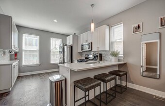 2433 S Oakley Ave in Chicago, IL - Building Photo - Building Photo