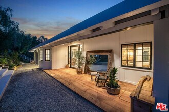 25010 Jim Bridger Rd in Hidden Hills, CA - Building Photo - Building Photo