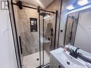 176 Robinson Dr in Newmarket, ON - Building Photo - Building Photo