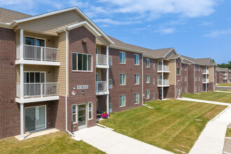 Miles Apartments in Fort Gratiot Township, MI - Foto de edificio - Building Photo