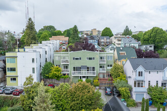 Plum Court in Seattle, WA - Foto de edificio - Building Photo