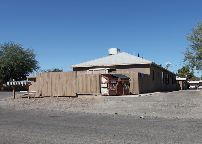 132-140 W Navajo Rd in Tucson, AZ - Foto de edificio - Building Photo