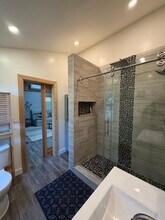 7711 Owensmouth Ave in Los Angeles, CA - Foto de edificio - Building Photo