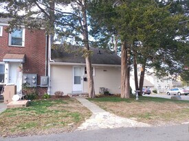 48 Dupont Pl in Bridgeport, CT - Building Photo